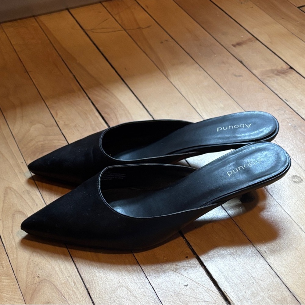 Abound Black Pointed Toe Slip-On kitten heels